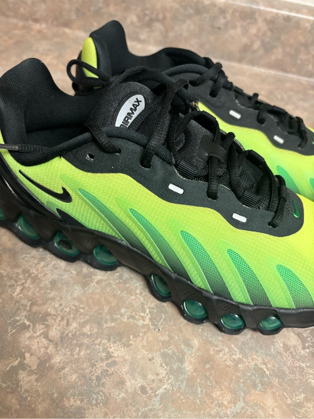 Nike Kids' Neon Green and Black Gradient Sneakers